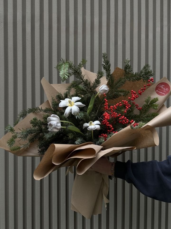 Ilex ve Lale Yılbaşı Buketi