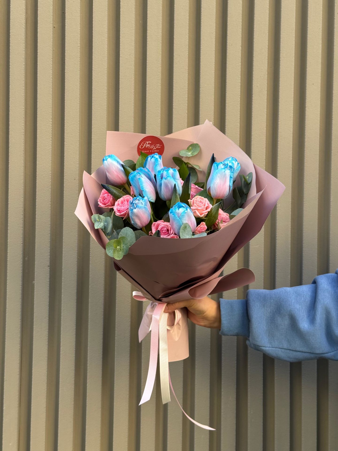 Mavi Lale ve Pembe Gül Buketi