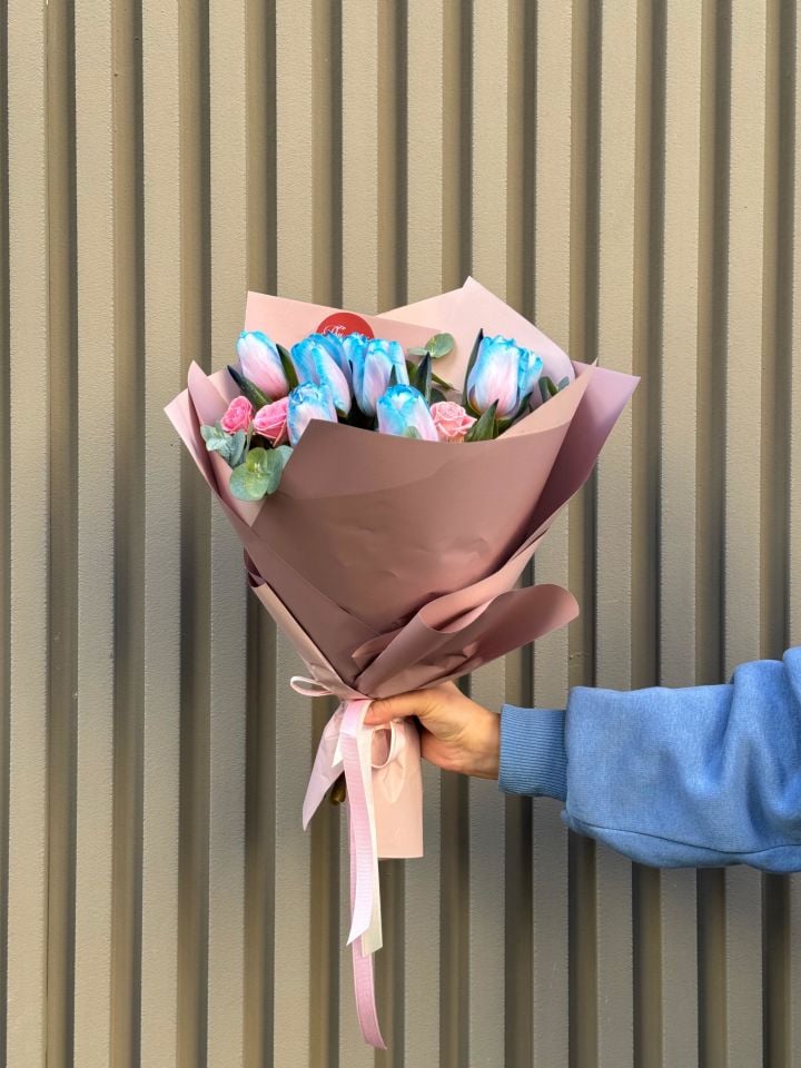 Mavi Lale ve Pembe Gül Buketi