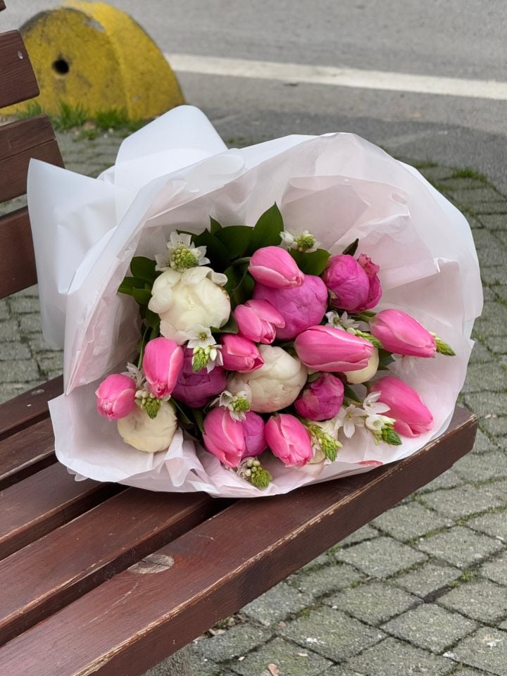 Pinks and Whites Buket