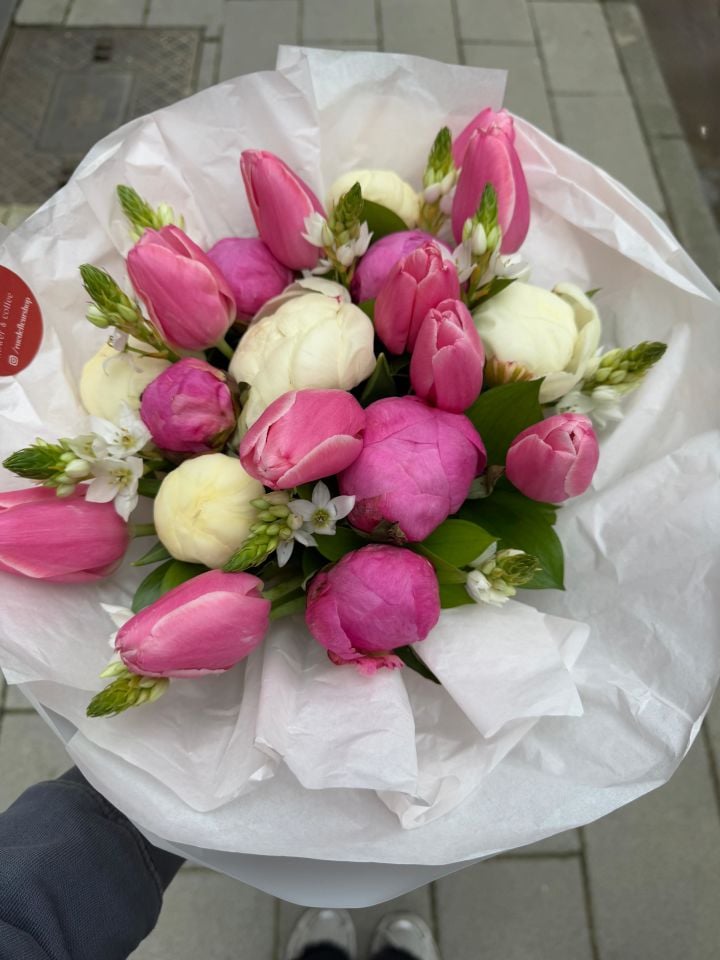 Pinks and Whites Buket